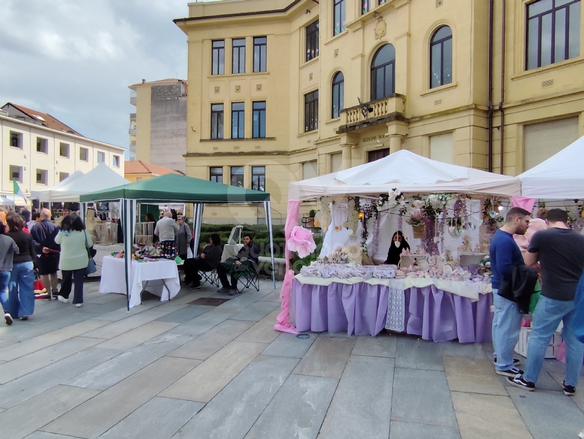 VENARIA - Fiori, profumi, essenze, prelibatezze: via alla ventesima «Festa delle Rose» - FOTO