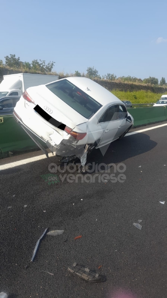 INCIDENTE IN TANGENZIALE A VENARIA - Scontro fra due auto, una finisce sulle barriere in cemento - FOTO