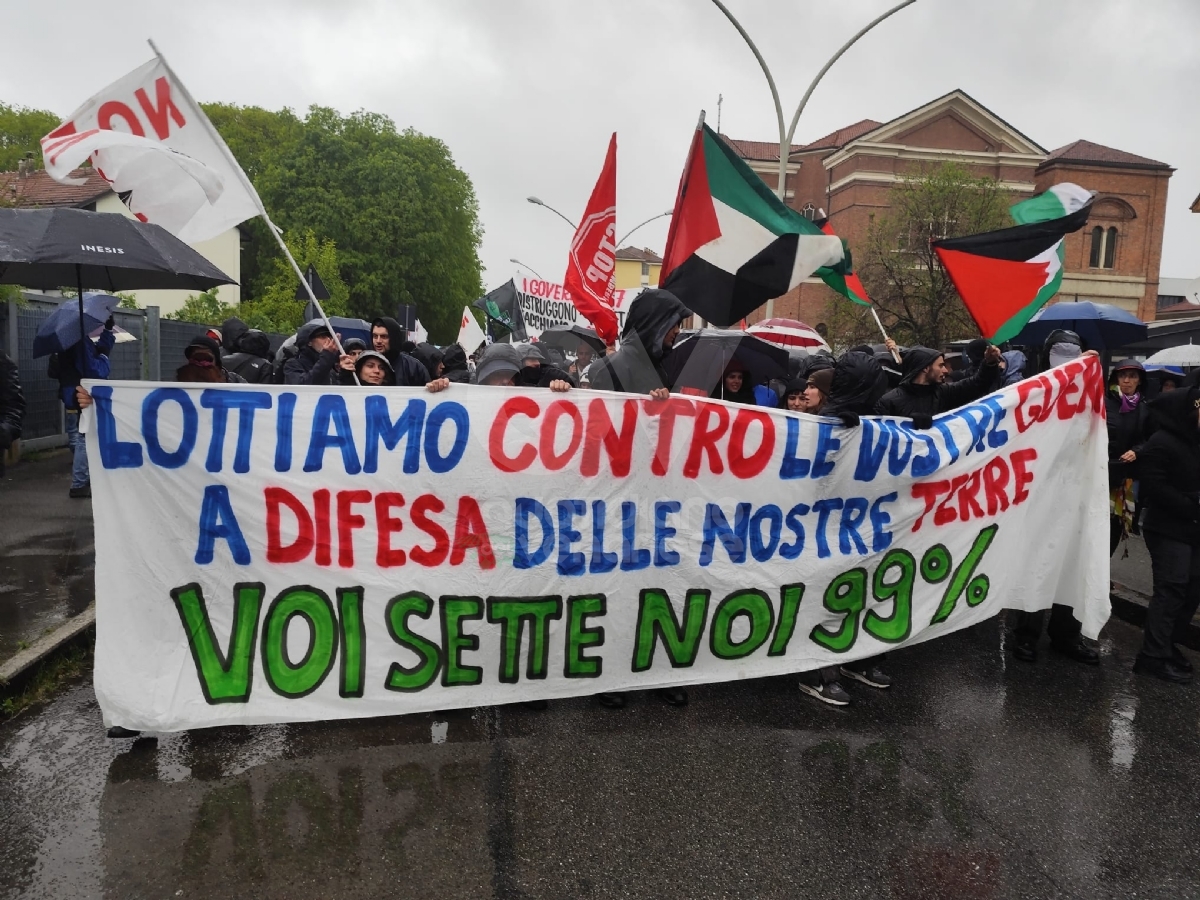 G7 A VENARIA - Corteo di protesta, manifestanti bloccano la tangenziale: caos e code - FOTO