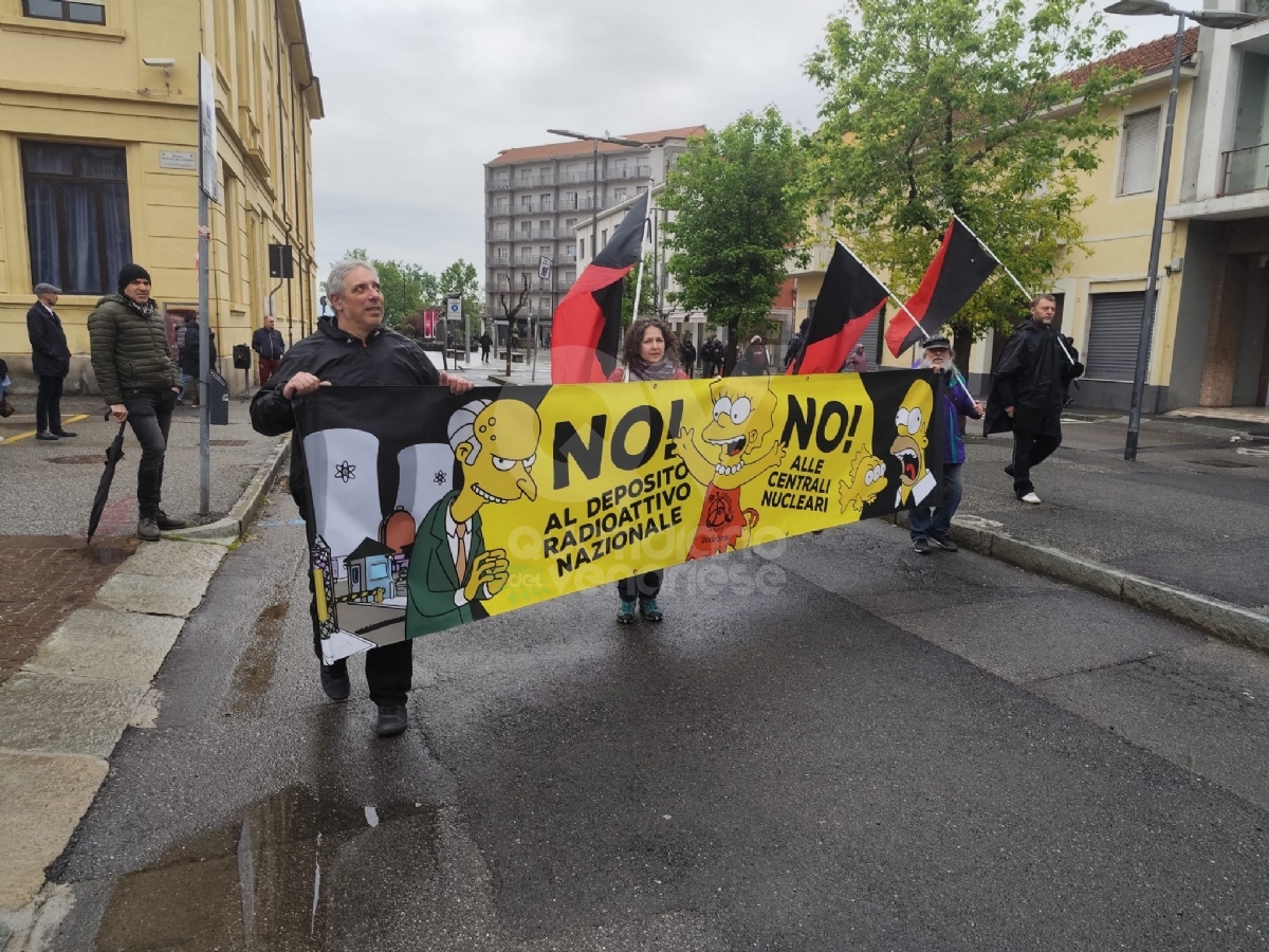 G7 A VENARIA - Manifestanti bruciano i volti dei capi di Stato e una bandiera americana - FOTO e VIDEO