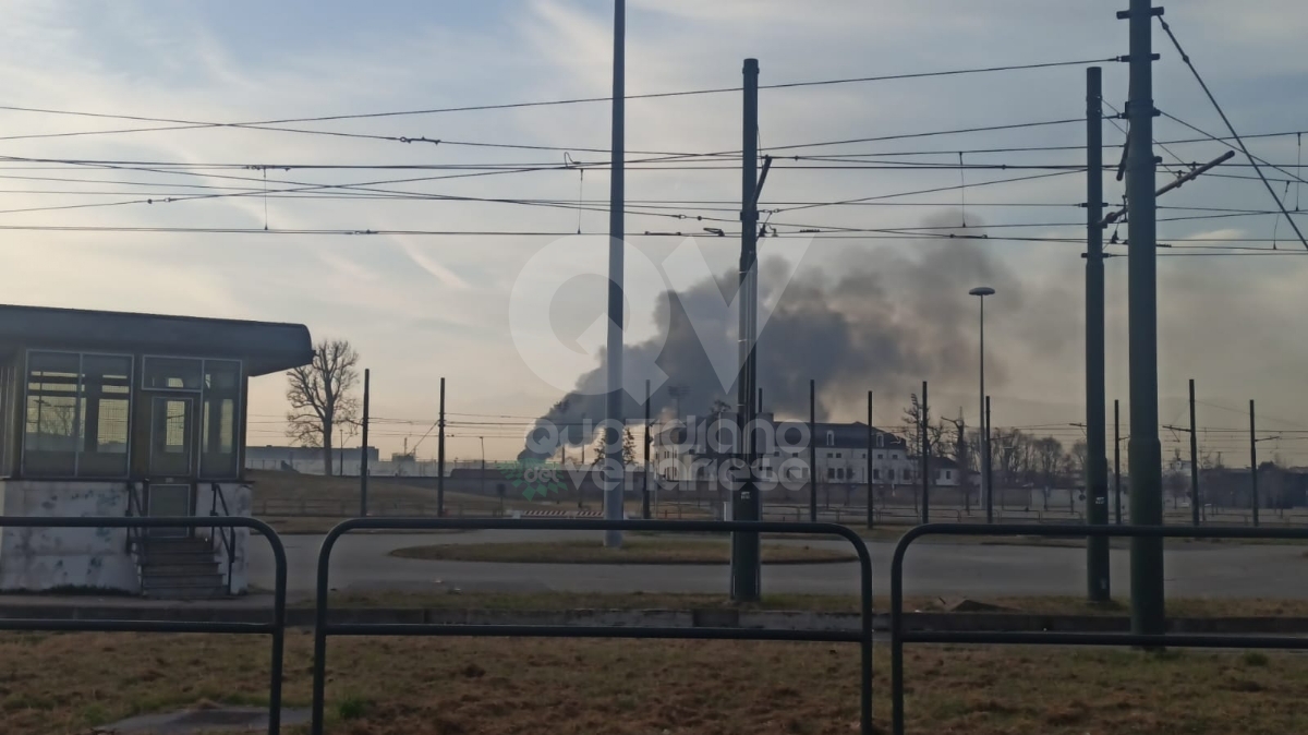 INCENDIO TRA TORINO, SAVONERA E VENARIA - A fuoco dei rifiuti: colonna di fumo visibile a distanza - FOTO