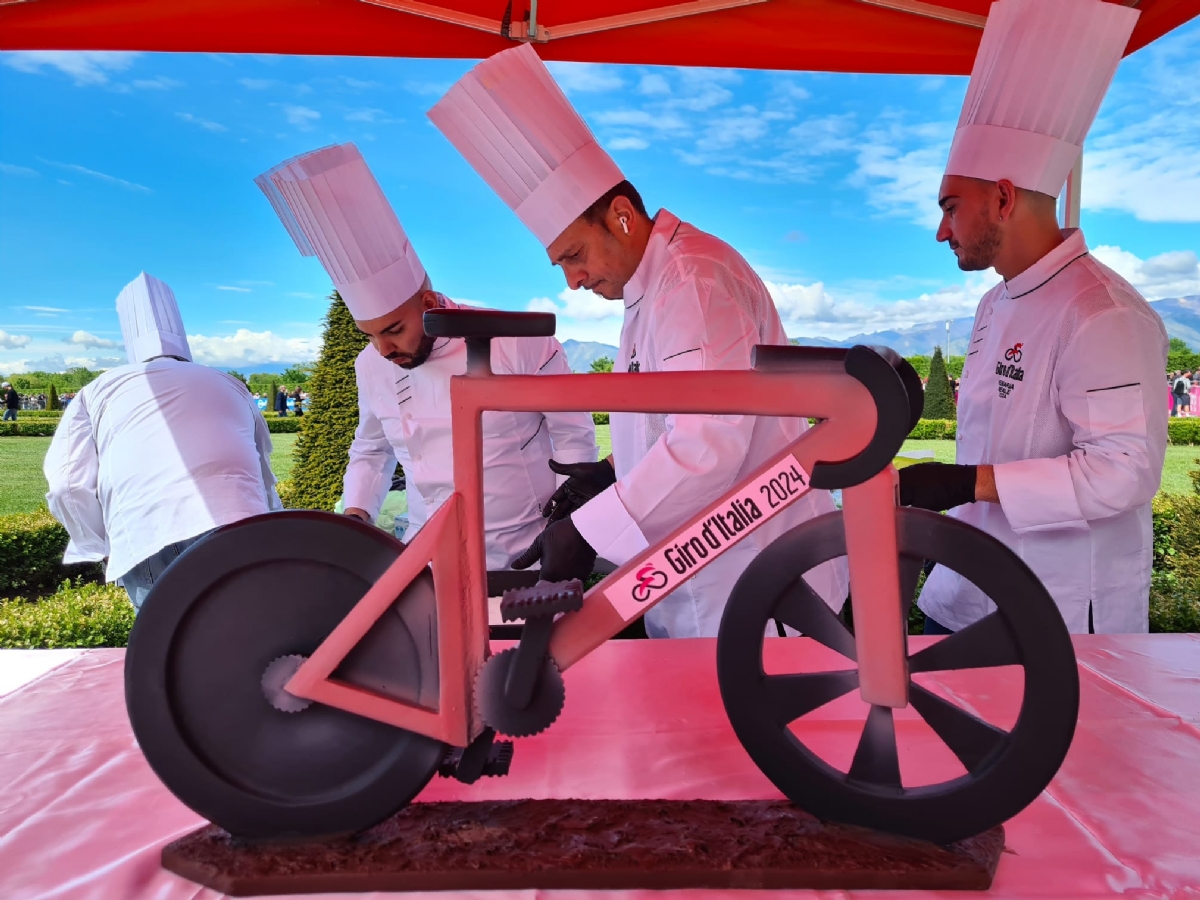 GIRO D'ITALIA A VENARIA - La tappa vinta dall’ecuadoregno Narvaez. Secondo Pogacar - FOTO