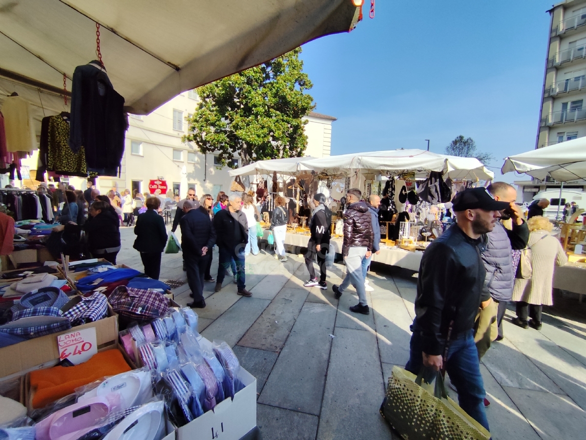 VENARIA - Centro gremito per il mercato del «Crocetta Più in Tour» - FOTO