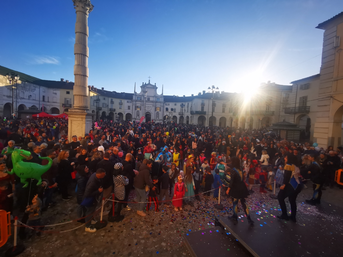 VENARIA - Musica, coriandoli e tanto divertimento: successo per il «Real Carnevale» - FOTO