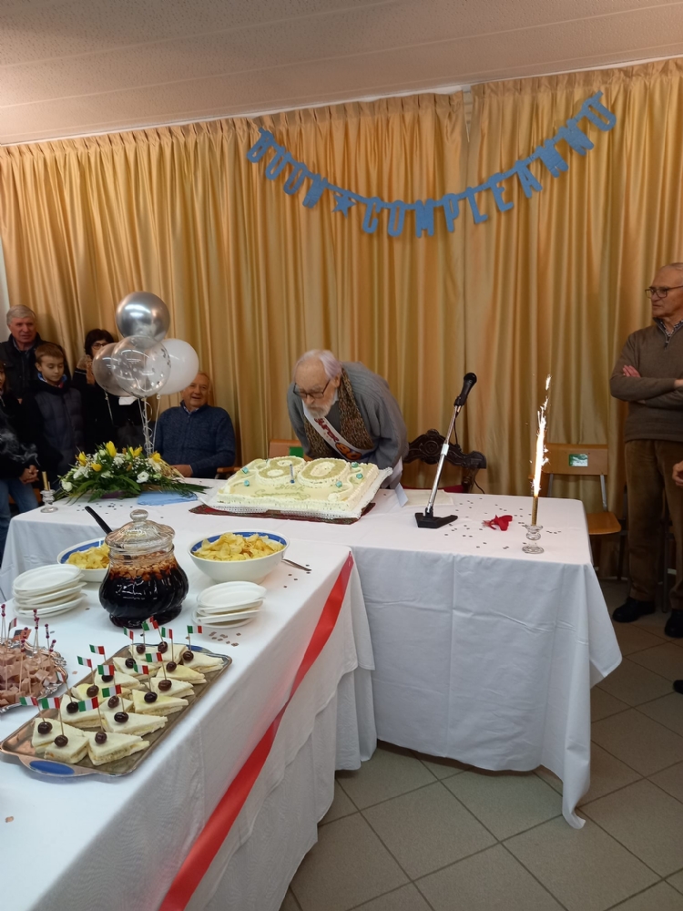 VARISELLA - Grande festa per gli 80 anni del parroco, don Aldo - FOTO