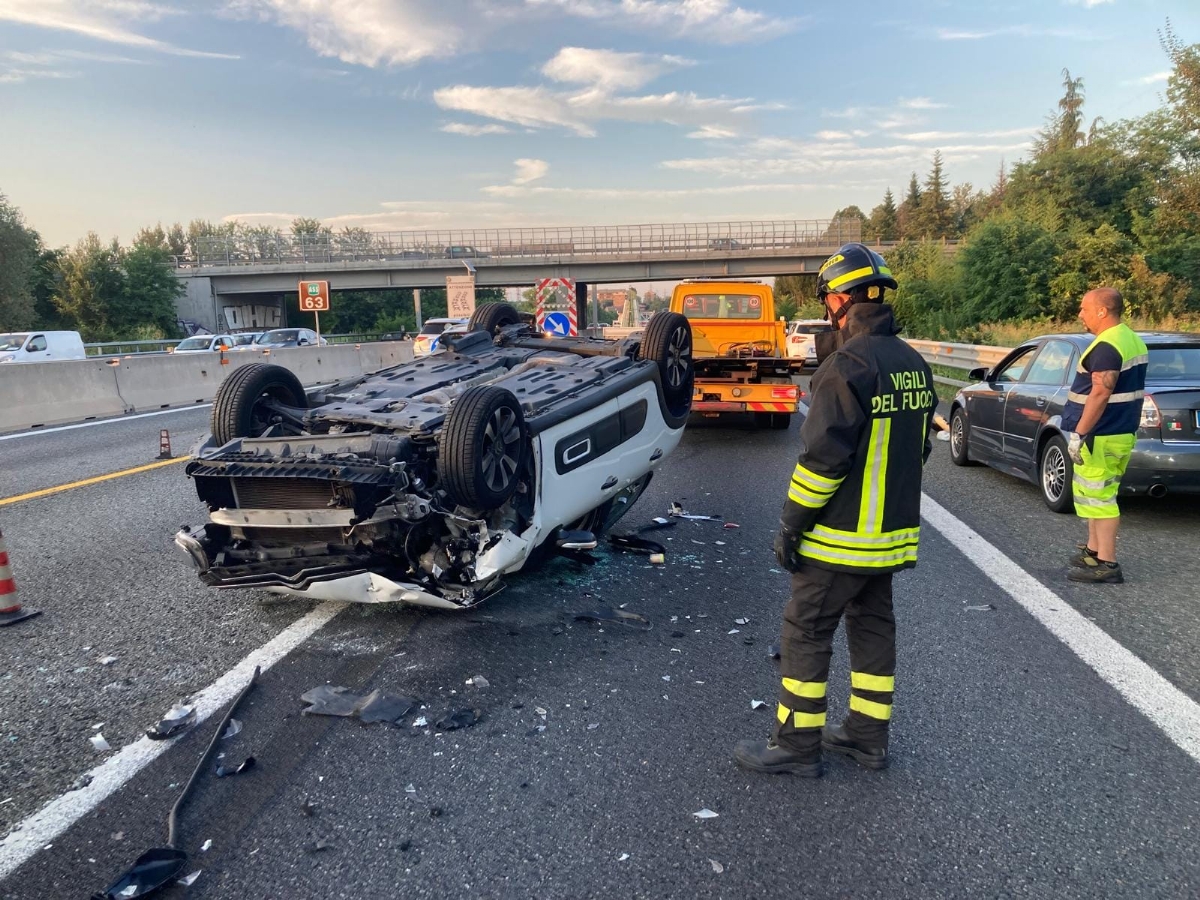 ALPIGNANO - Dall'incidente in tangenziale al pappagallo recuperato: duro lavoro per i Vigili del Fuoco - FOTO