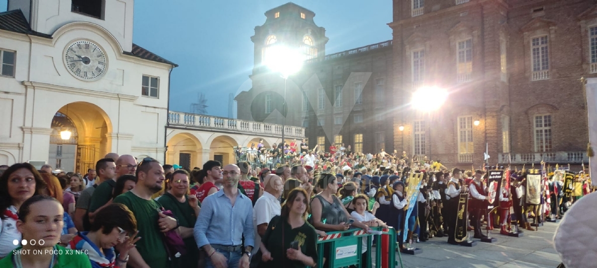 VENARIA - In centro la grande sfilata per i «Giochi Giovanili della Bandiera» - FOTO