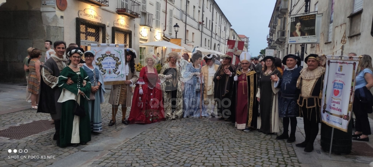 VENARIA - In centro la grande sfilata per i «Giochi Giovanili della Bandiera» - FOTO