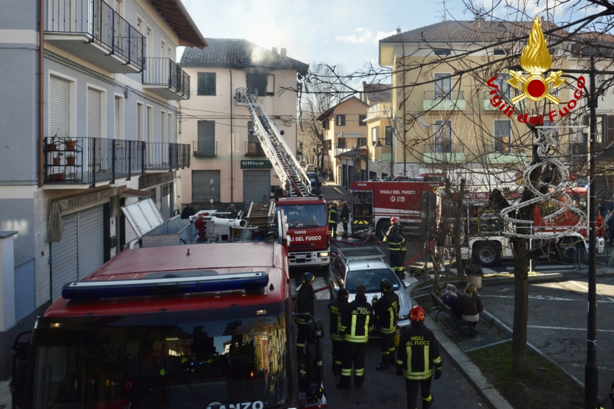 INCENDIO A MATHI - In un alloggio in via Caporossi: mamma e tre figli scappano in tempo - FOTO E VIDEO