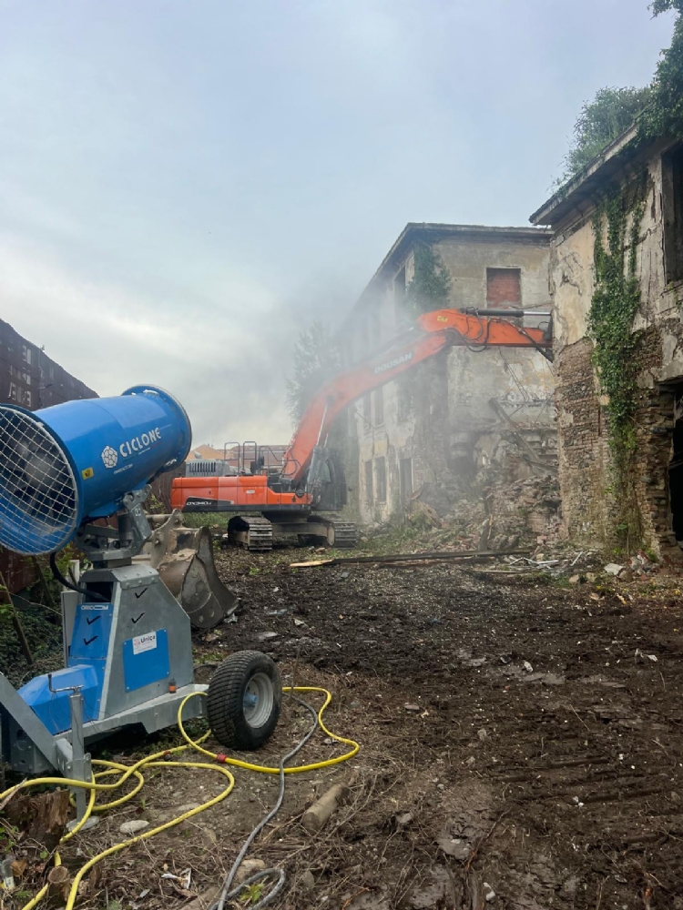 VENARIA - Iniziata la demolizione dell'ex caserma Beleno - FOTO