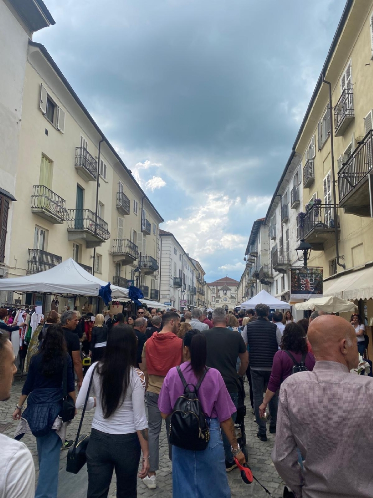 VENARIA - Bagno di folla per la ventesima edizione della «Festa delle Rose» - FOTO