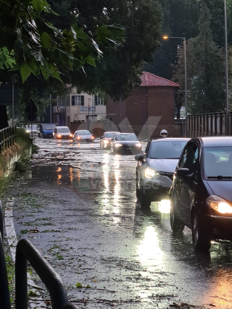 MALTEMPO IN ZONA OVEST - Violento temporale con grandine: strade allagate e alberi caduti - FOTO E VIDEO