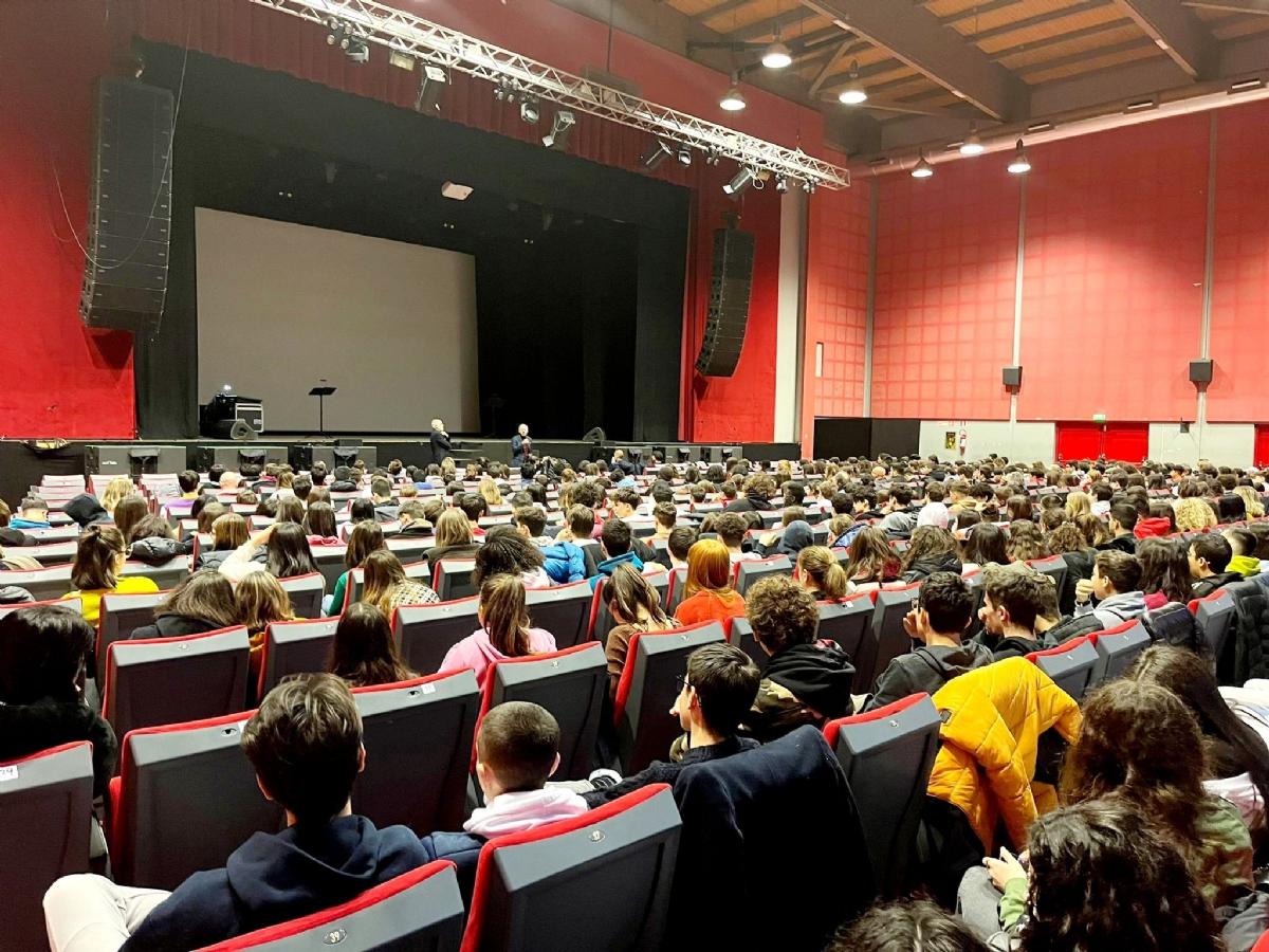 VENARIA - Giorno della Memoria: piantato un ulivo nella scuola Don Milani - FOTO