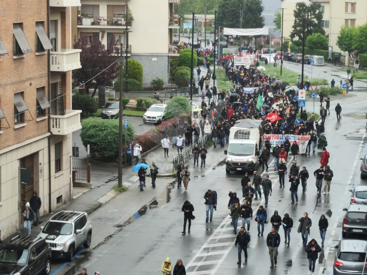 G7 A VENARIA - Corteo di protesta, manifestanti bloccano la tangenziale: caos e code - FOTO