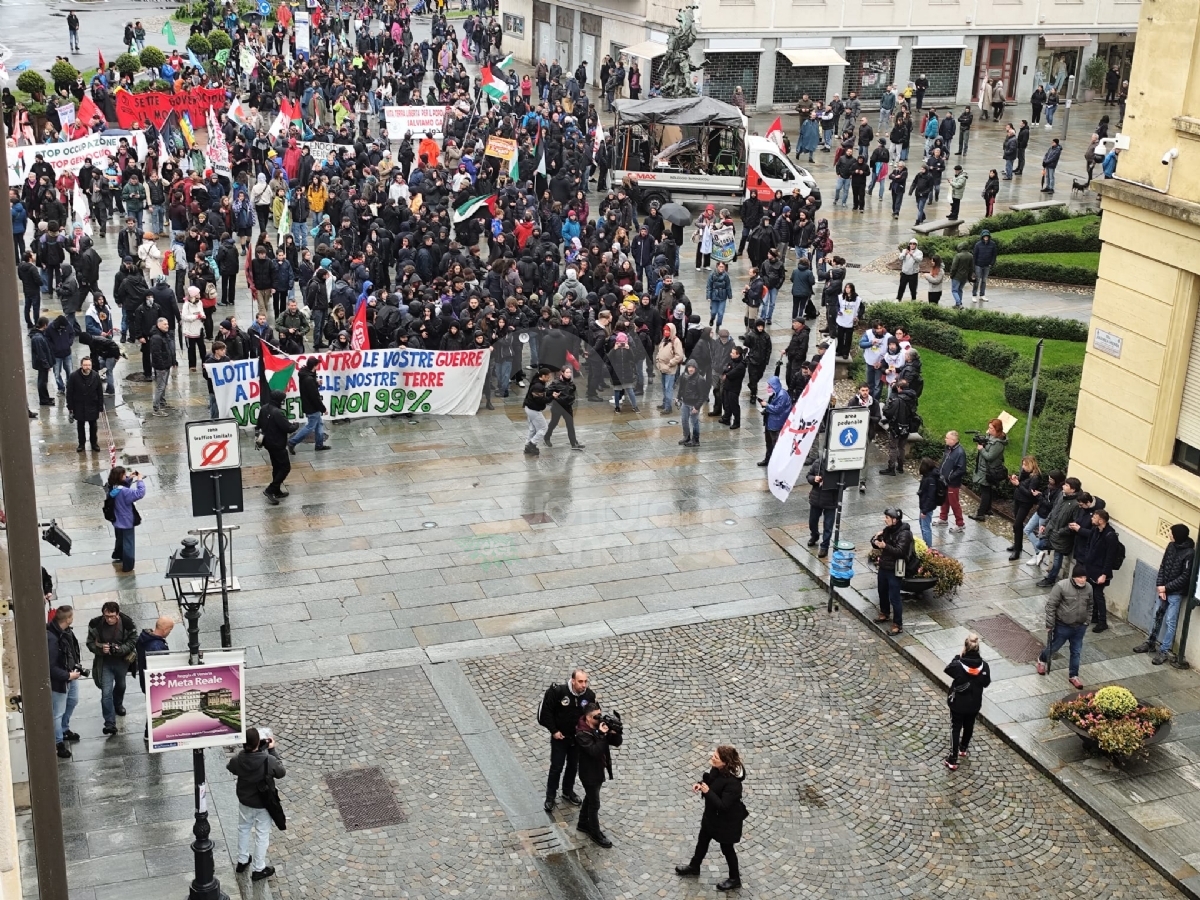 G7 A VENARIA - Manifestanti bruciano i volti dei capi di Stato e una bandiera americana - FOTO e VIDEO