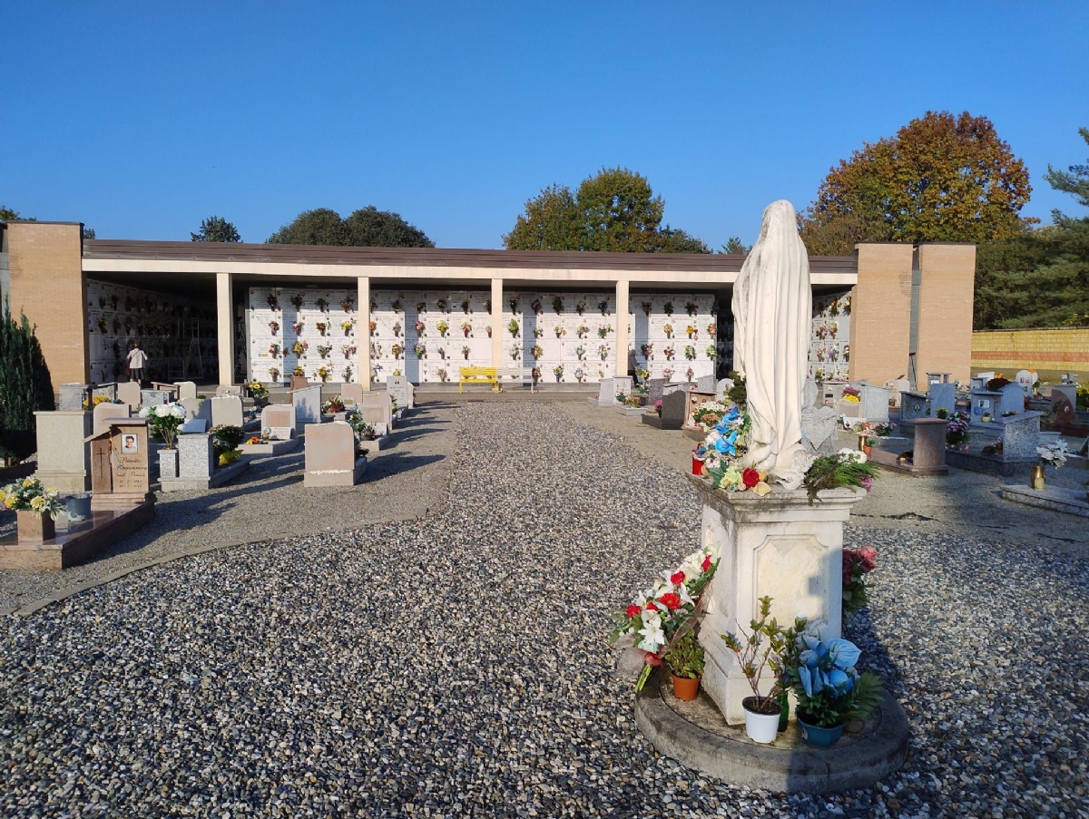 VENARIA - Nei cimiteri della Reale arrivano 32 nuove panchine - FOTO