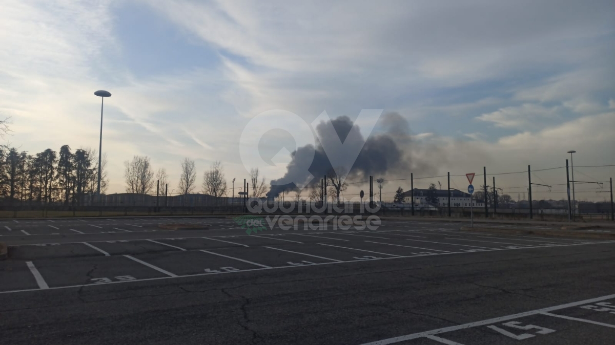 INCENDIO TRA TORINO, SAVONERA E VENARIA - A fuoco dei rifiuti: colonna di fumo visibile a distanza - FOTO