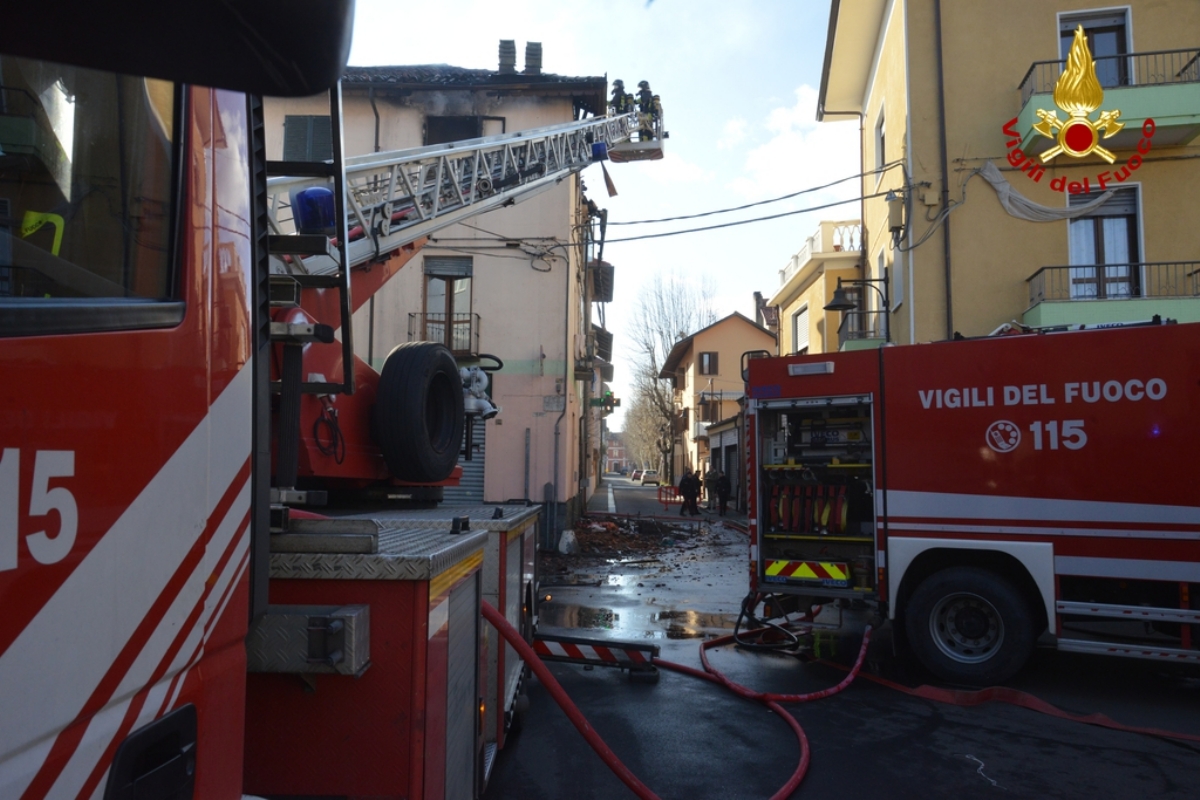 INCENDIO A MATHI - In un alloggio in via Caporossi: mamma e tre figli scappano in tempo - FOTO E VIDEO