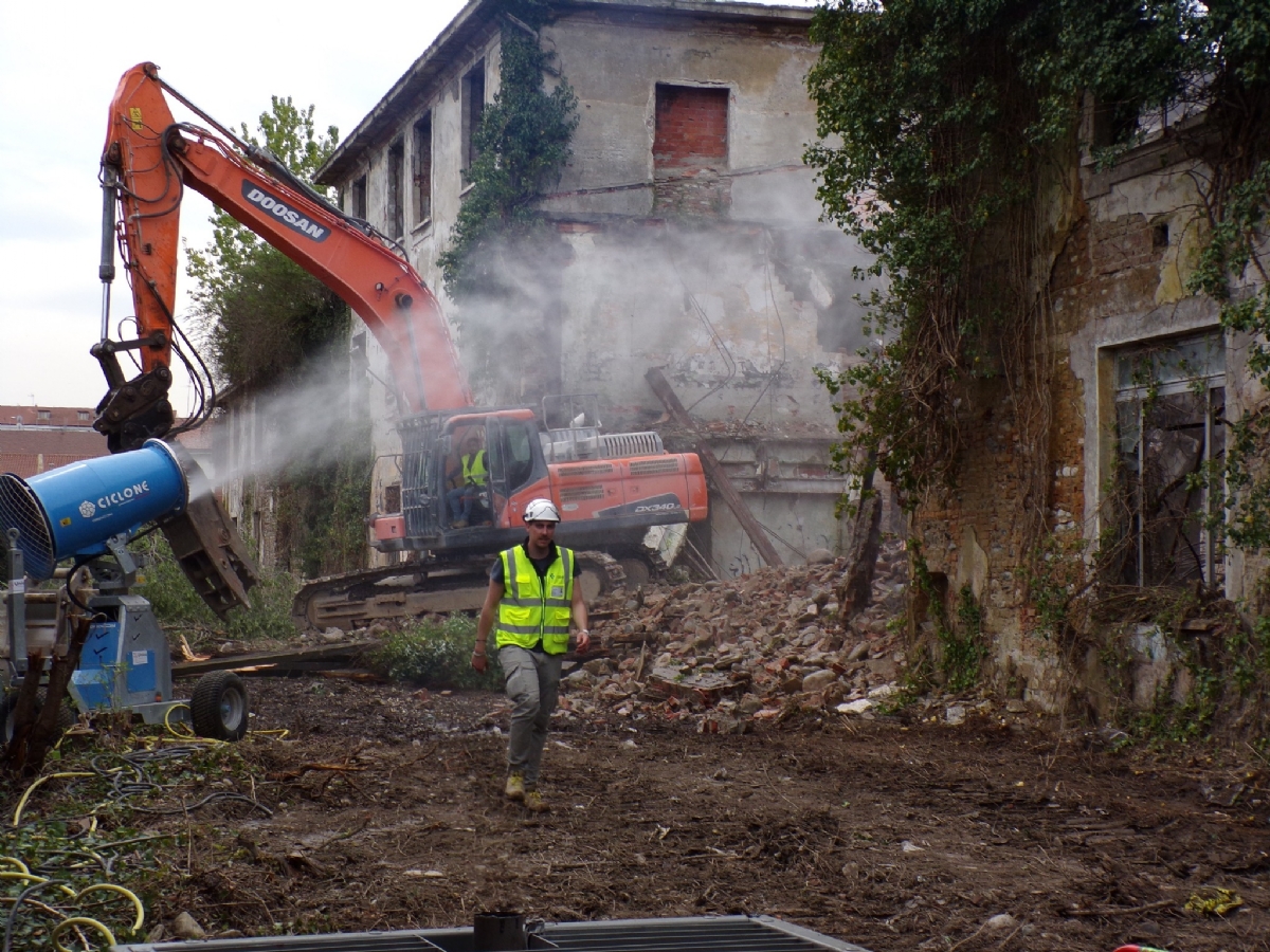 VENARIA - Iniziata la demolizione dell'ex caserma Beleno - FOTO