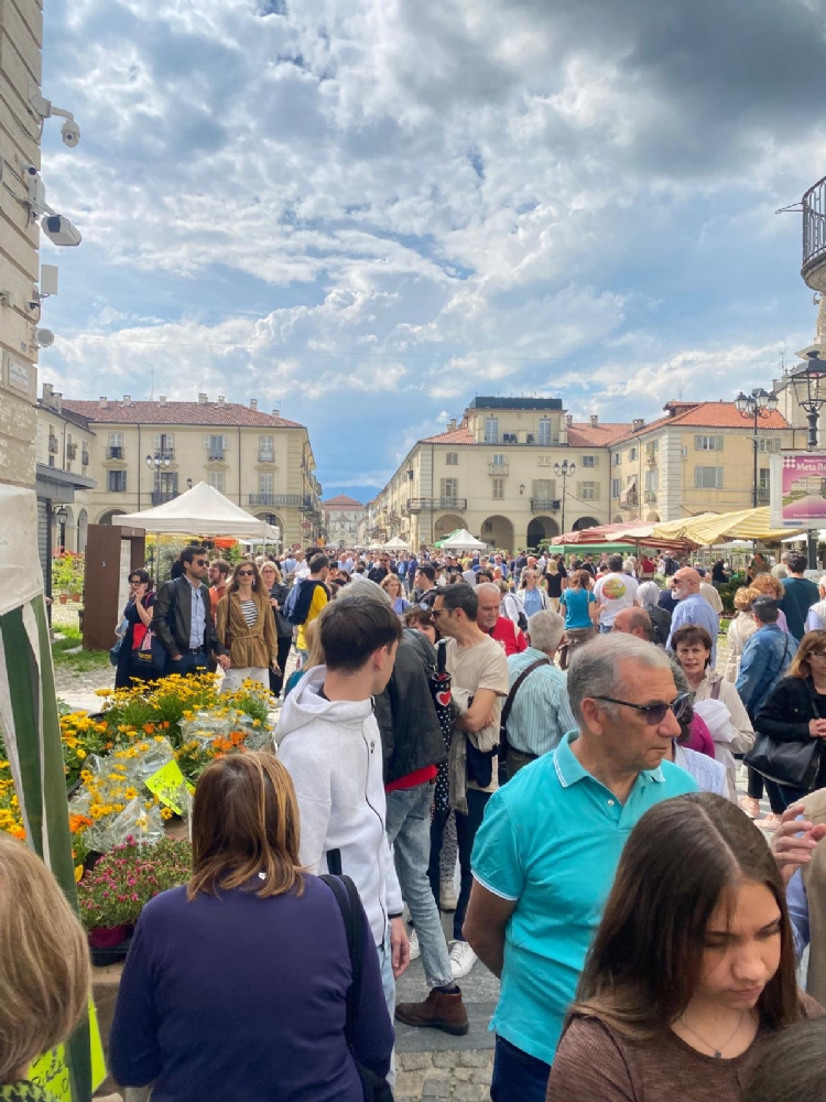 VENARIA - Bagno di folla per la ventesima edizione della «Festa delle Rose» - FOTO