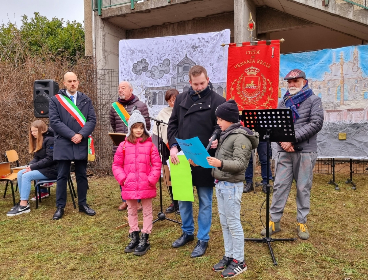 VENARIA - Giorno della Memoria: piantato un ulivo nella scuola Don Milani - FOTO