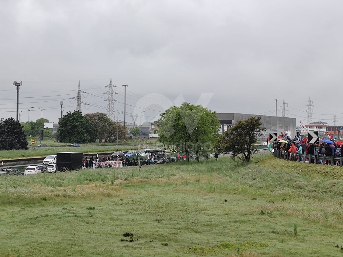 G7 A VENARIA - Corteo di protesta, manifestanti bloccano la tangenziale: caos e code - FOTO