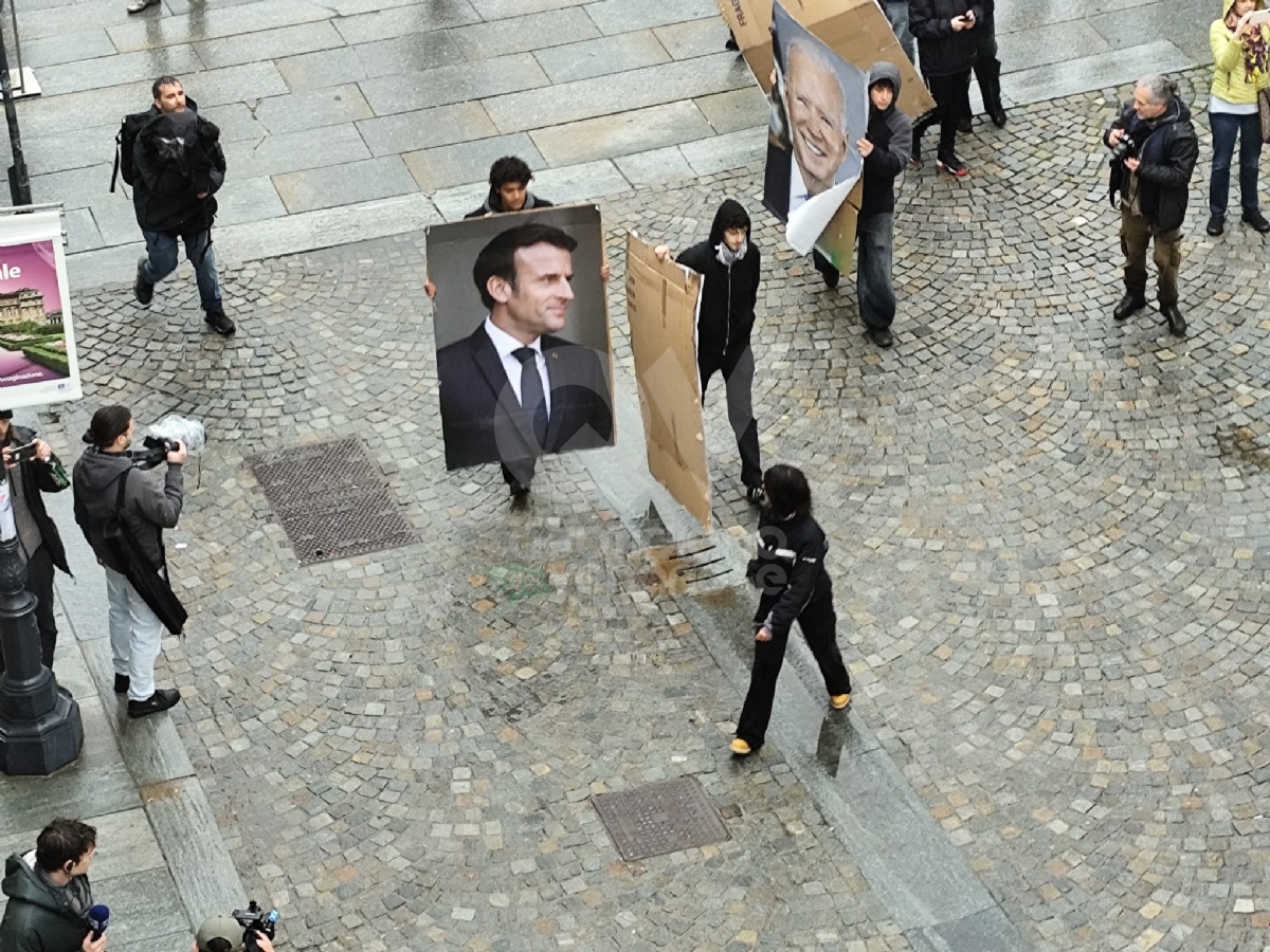 G7 A VENARIA - Manifestanti bruciano i volti dei capi di Stato e una bandiera americana - FOTO e VIDEO