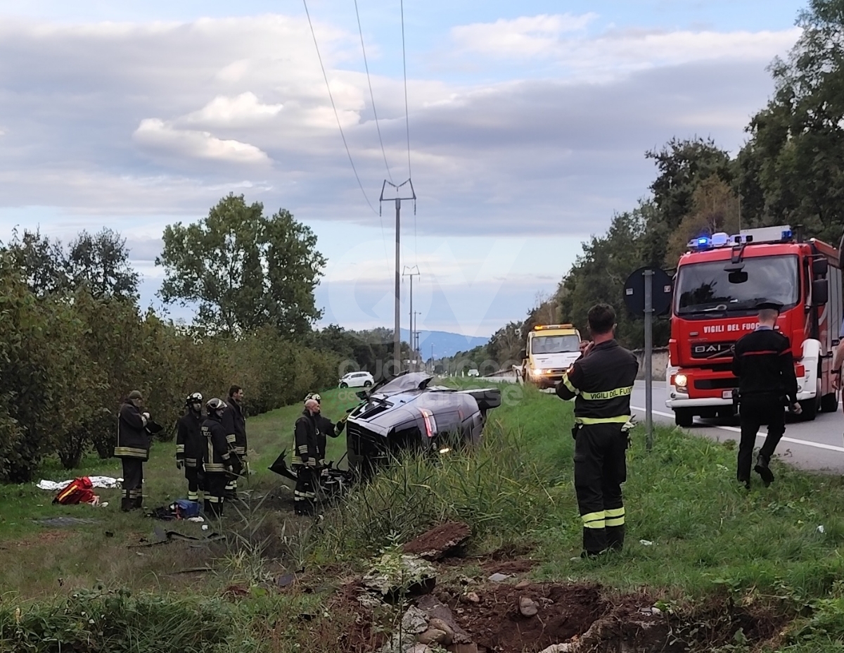 INCIDENTE A ROBASSOMERO - Auto finisce fuori strada: conducente ferito, cane morto - FOTO