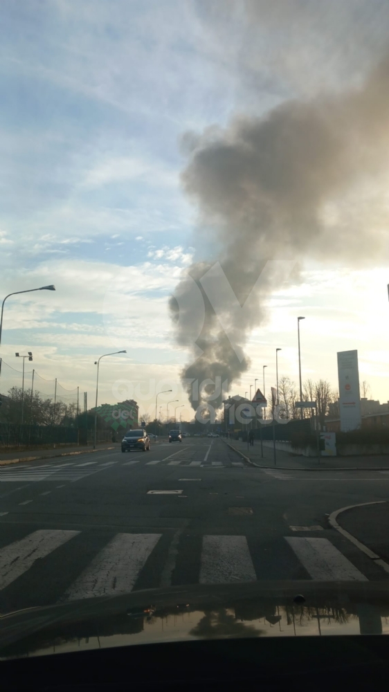 INCENDIO TRA TORINO, SAVONERA E VENARIA - A fuoco dei rifiuti: colonna di fumo visibile a distanza - FOTO