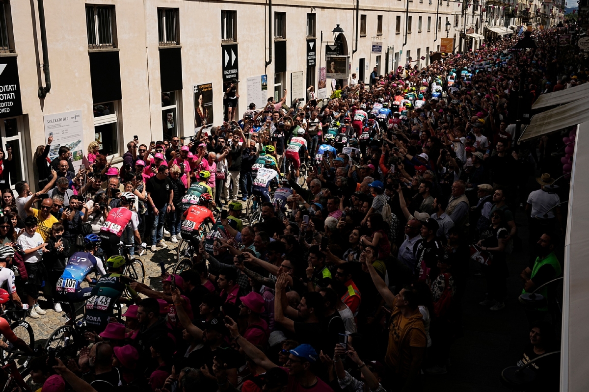 GIRO D'ITALIA A VENARIA - La tappa vinta dall’ecuadoregno Narvaez. Secondo Pogacar - FOTO