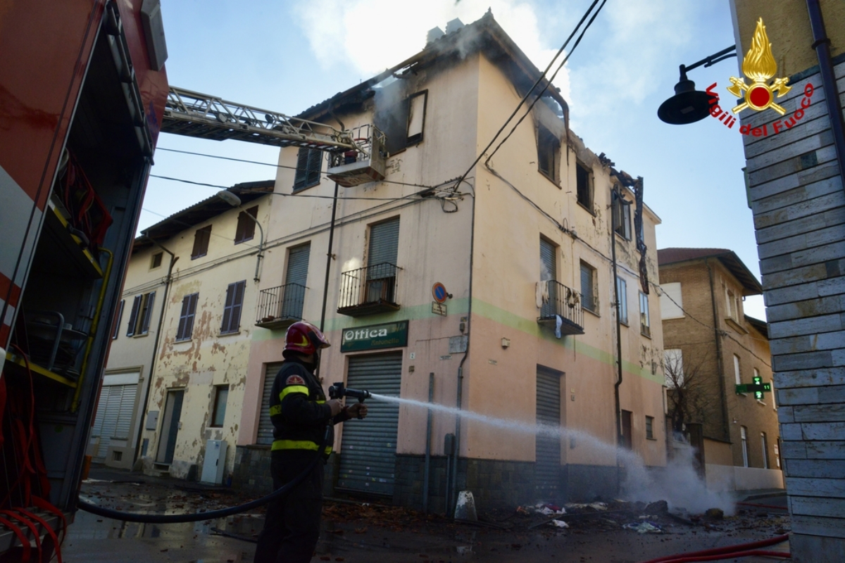 INCENDIO A MATHI - In un alloggio in via Caporossi: mamma e tre figli scappano in tempo - FOTO E VIDEO