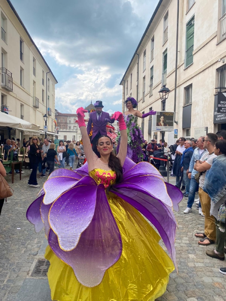 VENARIA - Bagno di folla per la ventesima edizione della «Festa delle Rose» - FOTO