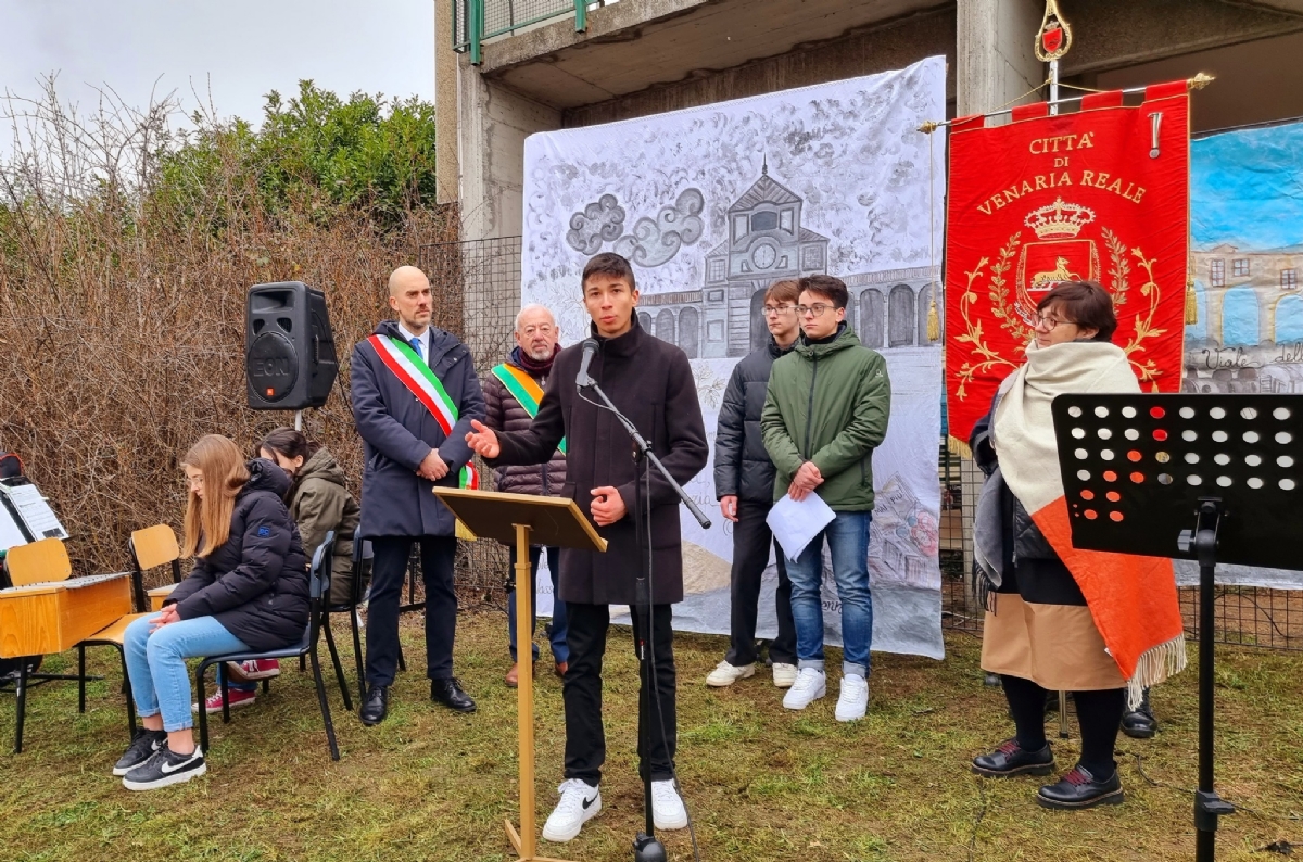 VENARIA - Giorno della Memoria: piantato un ulivo nella scuola Don Milani - FOTO