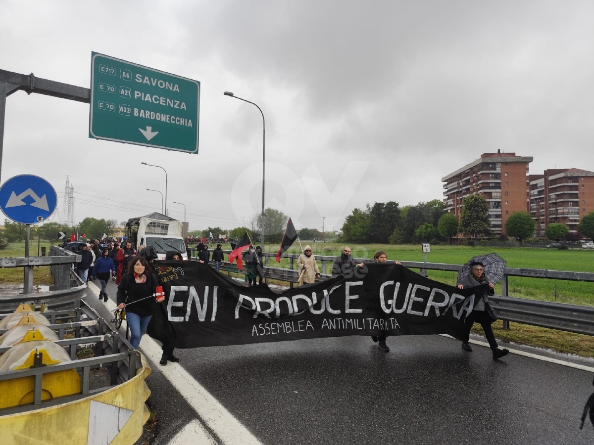 G7 A VENARIA - Corteo di protesta, manifestanti bloccano la tangenziale: caos e code - FOTO