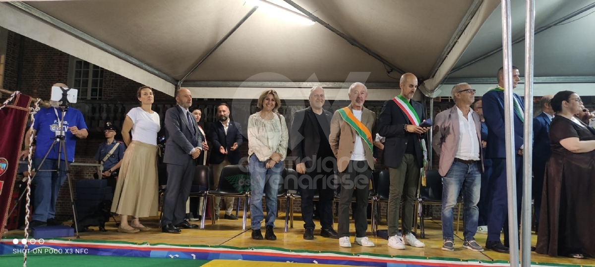 VENARIA - In centro la grande sfilata per i «Giochi Giovanili della Bandiera» - FOTO