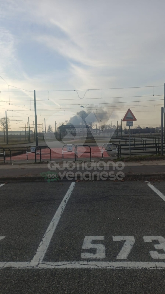 INCENDIO TRA TORINO, SAVONERA E VENARIA - A fuoco dei rifiuti: colonna di fumo visibile a distanza - FOTO