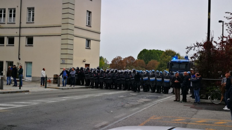 VENARIA G7 - TENSIONE IN PIAZZA: FUGHE E LANCI DI LACRIMOGENI E PETARDI - FOTO E VIDEO