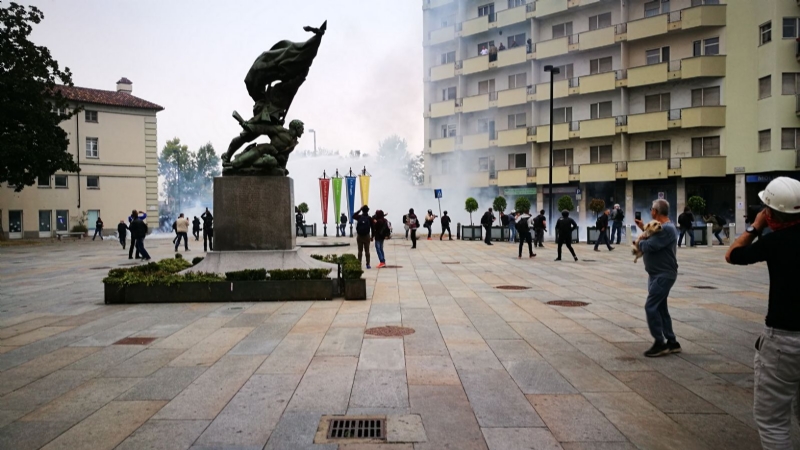 VENARIA G7 - TENSIONE IN PIAZZA: FUGHE E LANCI DI LACRIMOGENI E PETARDI - FOTO E VIDEO